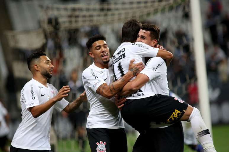 Jogadores do Corinthians comemoram gol sobre o Cruzeiro