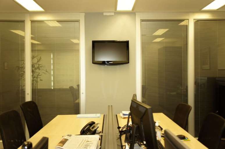 11. Escrit&oacute;rio com parede de drywall e portas divis&oacute;rias de vidro. Projeto de Valqu&iacute;ria Giroto de Franca