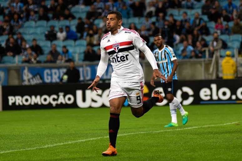 Diego Souza sai para o abra&ccedil;o ap&oacute;s marcar o gol do S&atilde;o Paulo