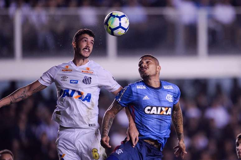 Gustavo Henrique disputa a bola com Guerrero