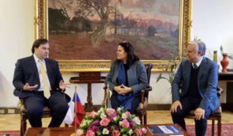 O presidente da Câmara, Rodrigo Maia (esq.), em visita ao Parlamento chileno no início de julho