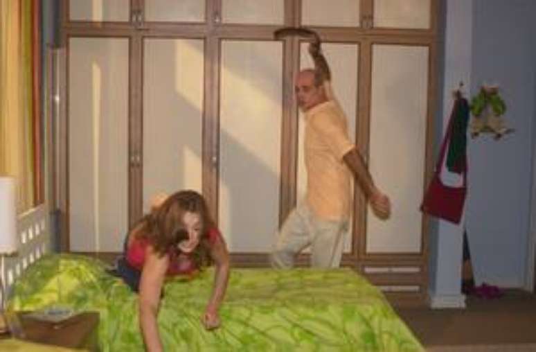 Doris (Regiane Alves) apanha de seu pai, Carl&atilde;o (Marcos Caruso) em cena de 'Mulheres Apaixonadas'.