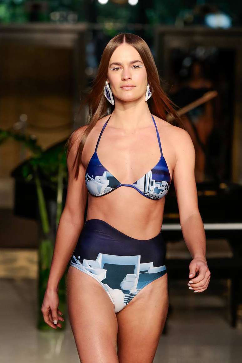 Curvas dos biqu&iacute;nis imitavam o relevo de Santorini