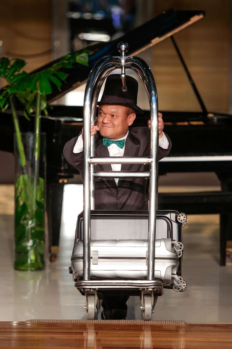 Parte dos funcion&aacute;rios do hotel tamb&eacute;m fizeram parte da apresenta&ccedil;&atilde;o