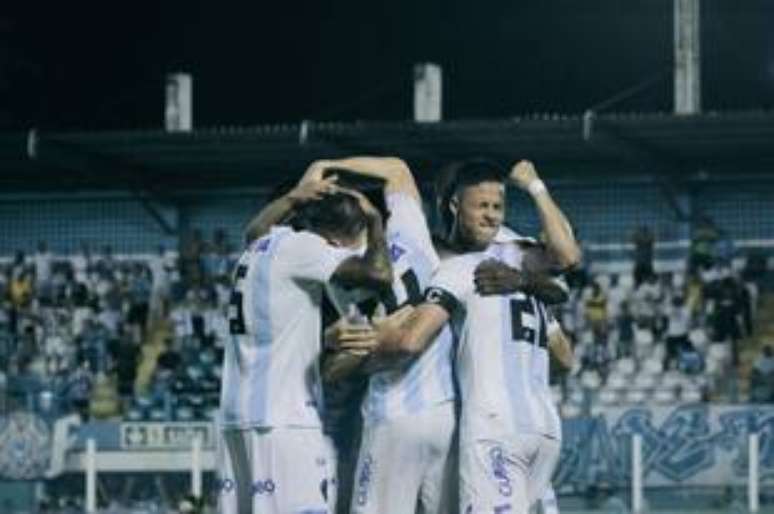 Jogadores do Paysandu comemoram um dos gols marcados sobre o Figueirense.