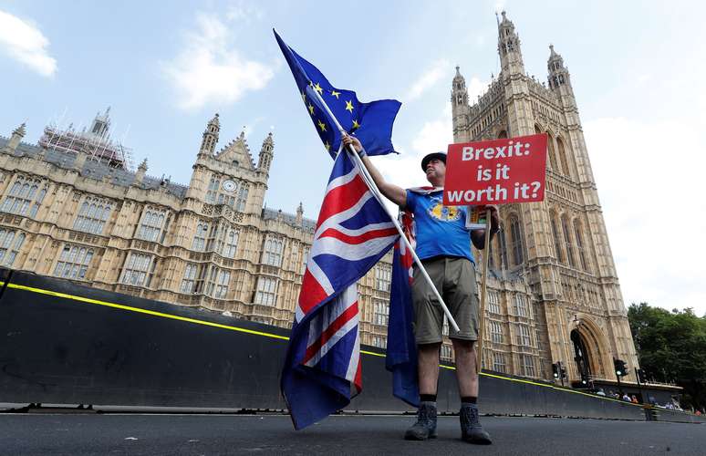 Homem faz protesto solitário contra o Brexit no centro de Londres 13/07/2018 REUTERS/Yves Herman