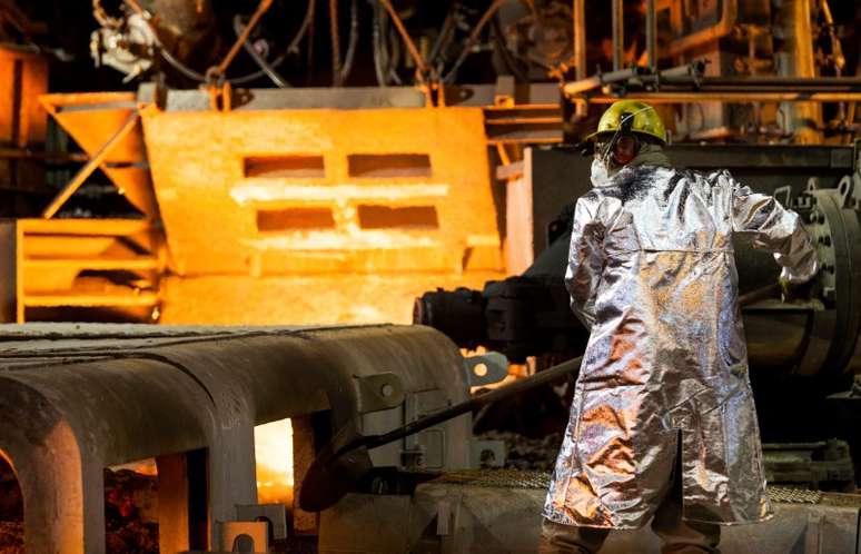 An employee works in Brazilian steelmaker Usiminas' blast furnace after a long shutdown, in Ipatinga, Minas Gerais state, Brazil April 17, 2018. REUTERS/Alexandre Mota - RC12D73628A0