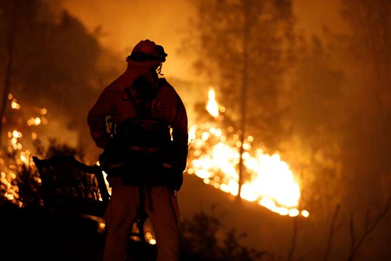 Bombeiro observa incêndio na Califórnia
27/07/2018
REUTERS/Fred Greaves