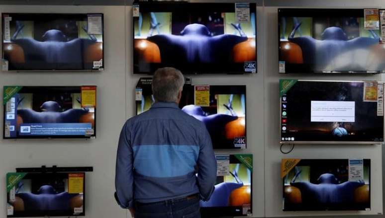 Homem observa preços de televisores em loja em São Paulo 1/06/ 2018.REUTERS/Leonardo Benassatto