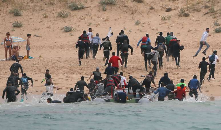 Imigrantes chegam &agrave; praia espanhola "Del Canuelo" em Tarifa
 27/7/2018   REUTERS/Jon Nazca 