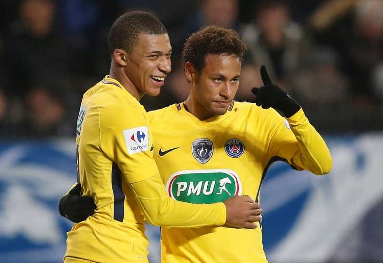 Neymar e Mbappé comemoram gol do PSG sobre o Rennes