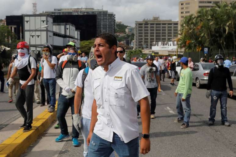 Parlamentar Jos&eacute; Manuel Olivares, durante protesto contra Maduro, em Caracas 5/6/2017 REUTERS/Marco Bello 