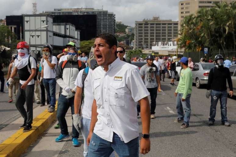 Parlamentar José Manuel Olivares, durante protesto contra Maduro, em Caracas 5/6/2017 REUTERS/Marco Bello 