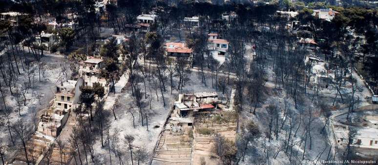 Casas destruídas na vila de Mati, onde a maioria das mortes foi registrada