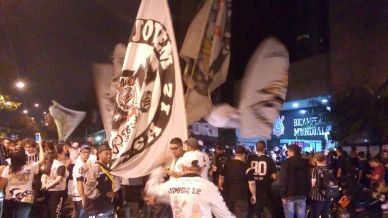 Todas as organizadas do Corinthians participaram do protesto, que foi pacífico (FOTO: Yago Rudá)