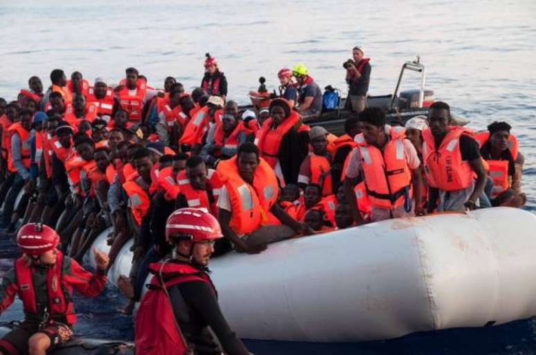 Resgate de pessoas no Mediterrâneo pela ONG alemã Lifeline