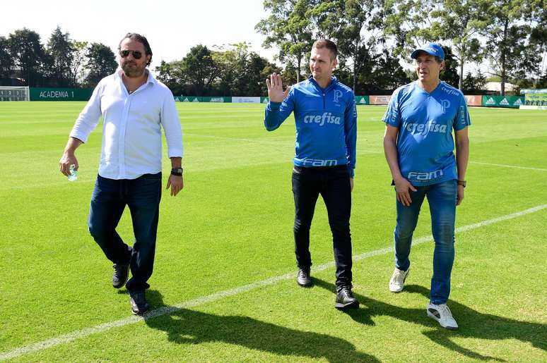 Auxiliares de Felipão, Paulo Turra (meio) e Pracidelli (direita) caminham ao lado de Alexandre Mattos no campo de treinamento do Palmeiras