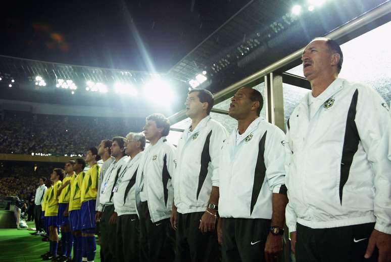 Felipão, alinhado com a comissão técnica e a equipe, antes da final da Copa de 2002