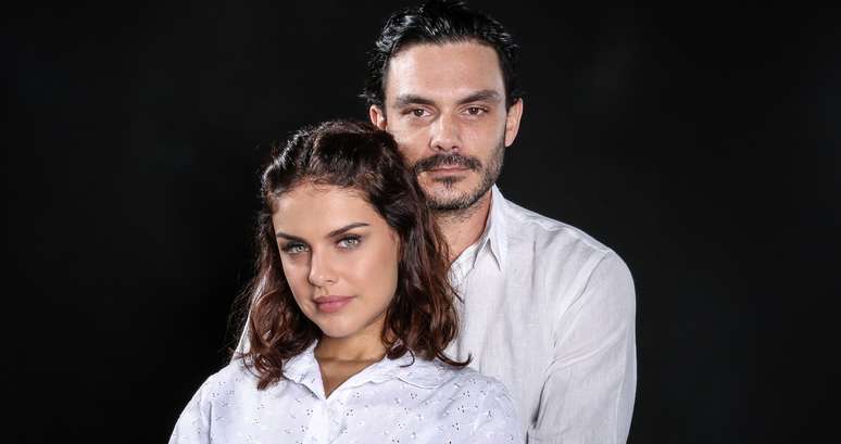 Maria (Paloma Bernardi) e Tião (Kiko Pissolato): o amor colocado à prova diante de ideologias conflitantes