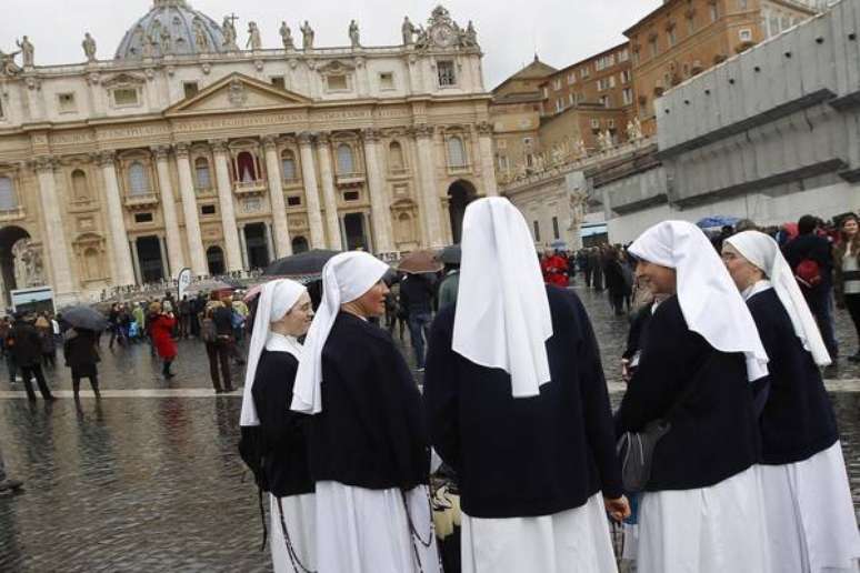 Grupo de freiras na praça São Pedro, Vaticano