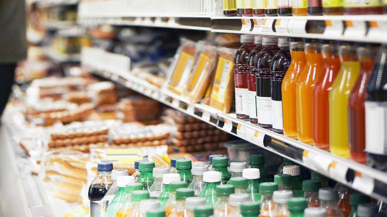 De acordo com Deram, indústria de alimentos e bebidas coloca aditivos e conservantes em excesso nos produtos vendidos no Brasil