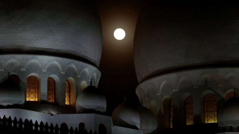 A lua eclipsada vista da mesquita Sheikh Zayed, en Abu Dabi