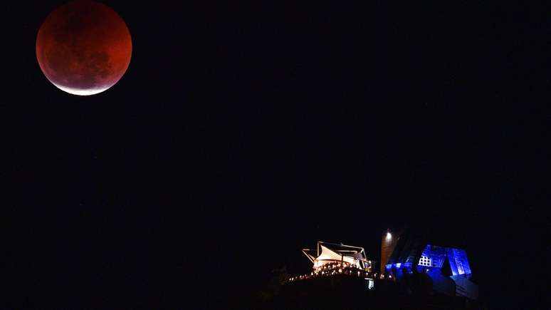 A lua eclipsada em cima do P&atilde;o de A&ccedil;&uacute;car, no Rio de Janeiro