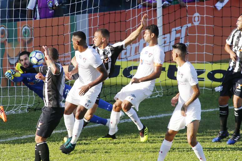 Goleiro Julio Cesar faz defesa em partida contra Ceará neste sábado, 28, no estádio Presidente Vargas, em Fortaleza (CE)