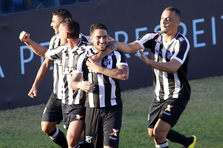 Leandro Carvalho do Ceará comemora gol durante a partida contra o Fluminense, válida pela Série A do Campeonato Brasileiro 2018, no Estádio Presidente Vargas em Fortaleza