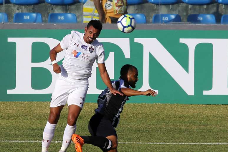 Júnior Dutra, do Fluminense, chegou a colocar bola dentro da rede, mas arbitragem invalidou o lance, marcando falta do atacante no goleiro Everson