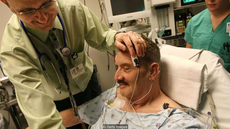 Paciente com depressão grave é preparado para sessão de ECT em hospital da Carolina do Norte, em 2008