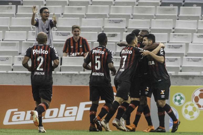 Marcelo Cirino comemora gol do Atletico PR durante sobre o Vitória BA, válida pelo Campeonato Brasileiro 2018, no estádio Arena da Baixada, em Curitiba (PR), neste domingo (29)