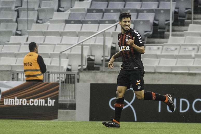  O jogador Marcinho comemora gol do Atl&eacute;tico PR durante a partida entre Atl&eacute;tico PR e Vit&oacute;ria BA, v&aacute;lida pelo Campeonato Brasileiro 2018, no est&aacute;dio Arena da Baixada, em Curitiba (PR), neste domingo (29). (