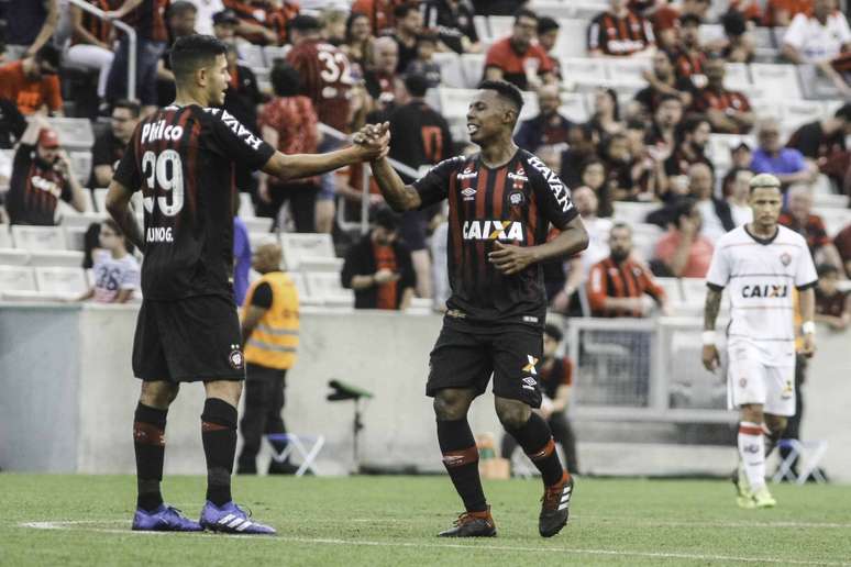 Wellington Martins comemora gol do Atlético PR durante a partida entre Atlético PR e Vitória BA, válida pelo Campeonato Brasileiro 2018, no estádio Arena da Baixada, em Curitiba (PR), neste domingo (29)