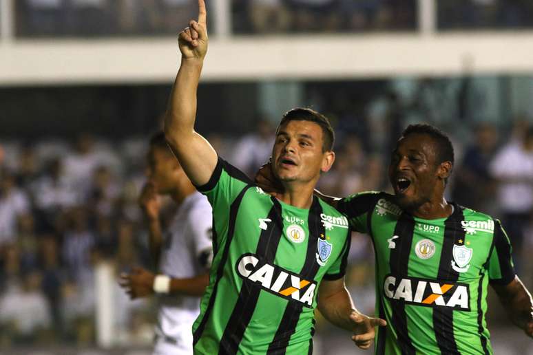 Ruy, do América Mineiro, comemora após marcar gol de pênalti em partida contra o Santos, válida pela 16ª rodada do Campeonato Brasileiro 2018, no estádio da Vila Belmiro
