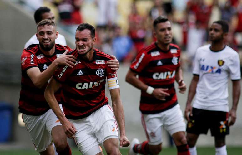 Réver, do Flamengo comemora gol em partida contra Sport, zagueiro abriu o placar aos 14 minutos do primeiro tempo 