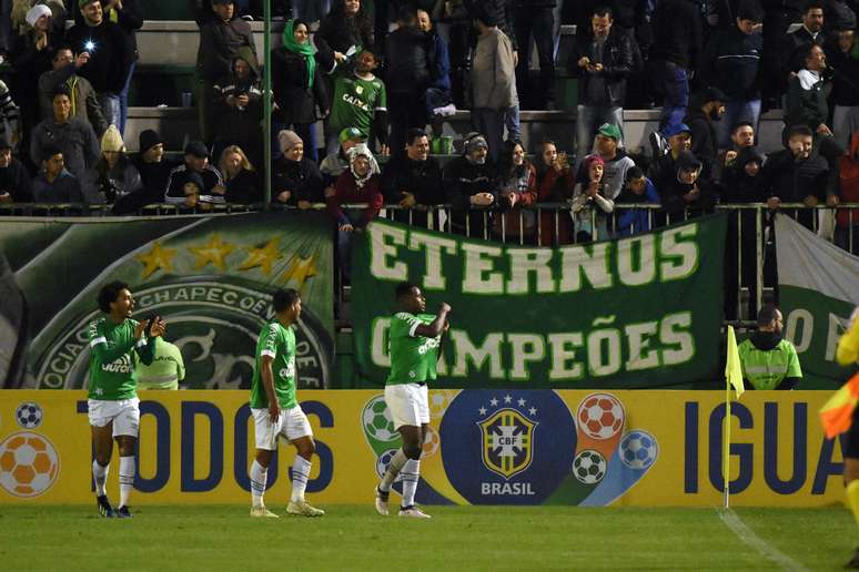 Elicarlos, jogador da Chapecoense, comemora seu gol durante partida contra o Grêmio, válida pela décima sexta rodada do Campeonato Brasileiro 2018.