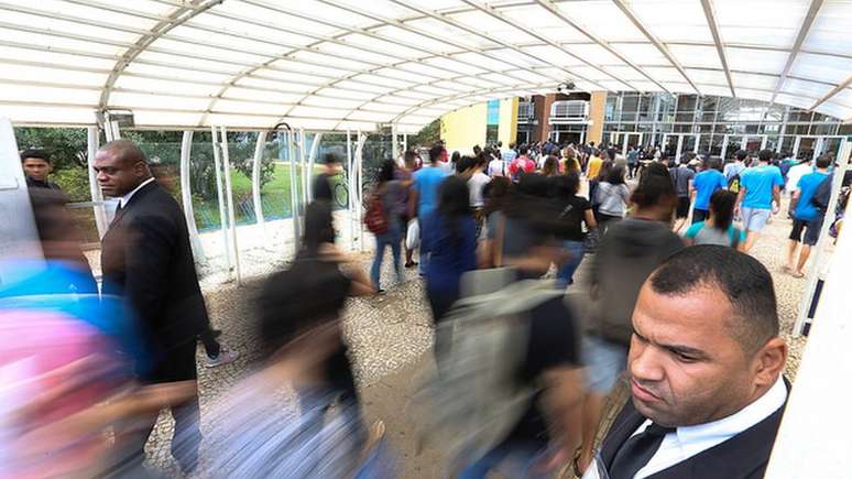 Alunos entrando em escola para prova do Enem; pensar matematicamente ajuda não só na prova, mas em toda a vida profissional