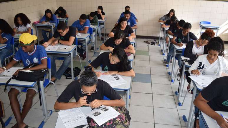 Alunos fazem um teste simulado do Enem