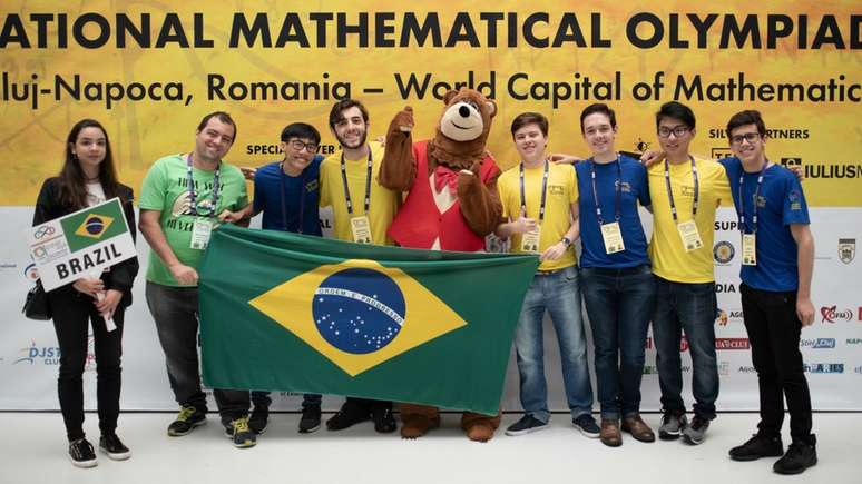 Equipe brasileira da Olimpíada Internacional de Matemática conquistou cinco medalhas, incluindo um ouro de Pedro Lucas Lanaro Sponchiado (à dir)