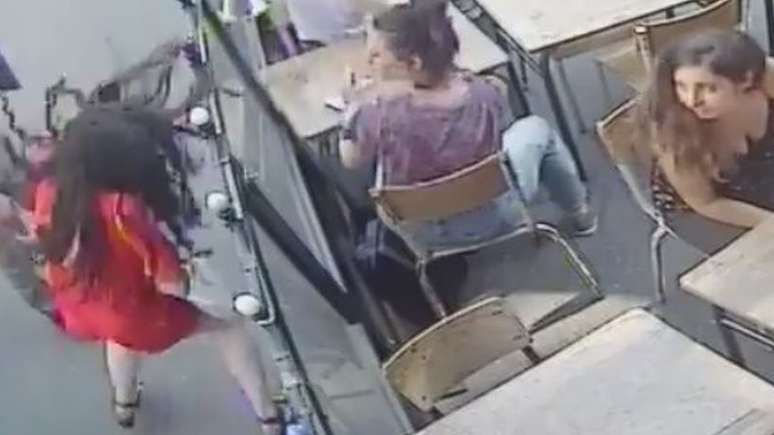 O homem foi flagrado atacando a estudante francesa em vídeo de segurança de um café