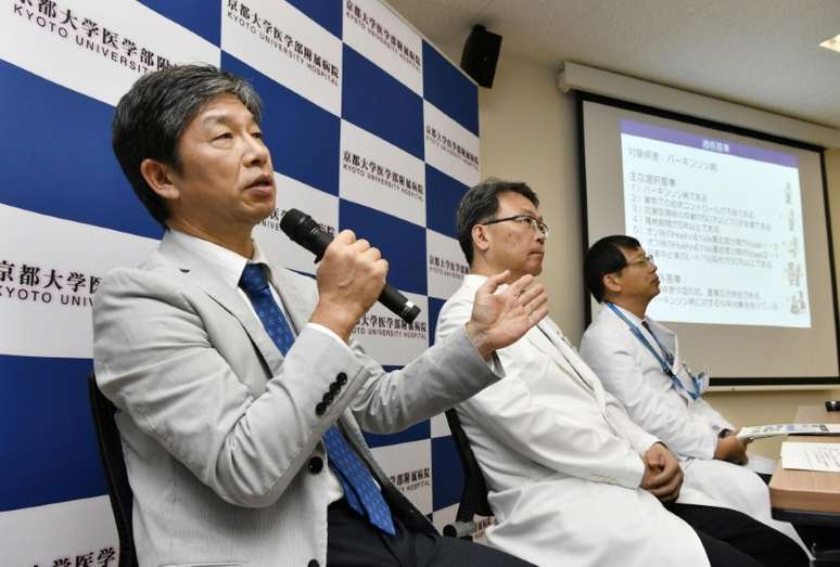 Jun Takahashi, professor do Centro para Pesquisa e Aplicação de Células iPS da Universidade de Kyoto, durante coletiva de imprensa em Kyoto Kyodo/via REUTERS 