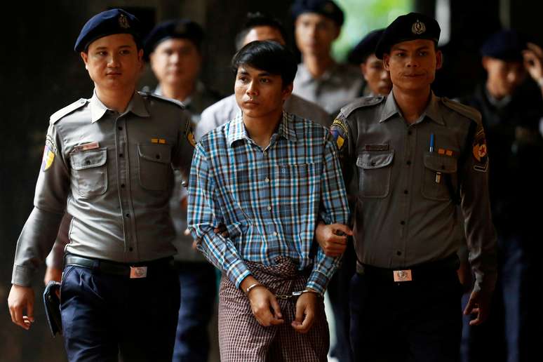 Jornalisa Kyaw Soe Oo chega a tribunal em Yangon escoltado por policiais
24/07/2018
REUTERS/Ann Wang