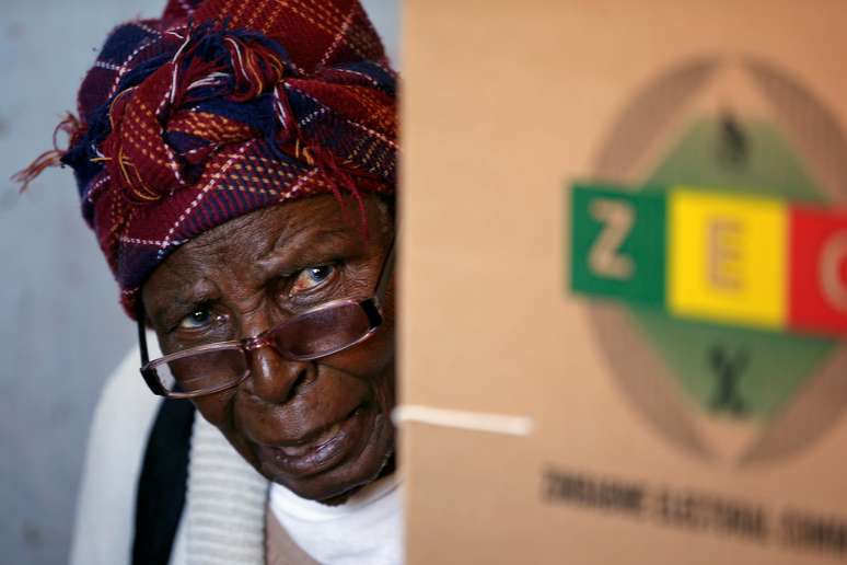 Mulher vota em Harare durante eleição no Zimbábue 
30/07/2018 
REUTERS/Siphiwe Sibeko