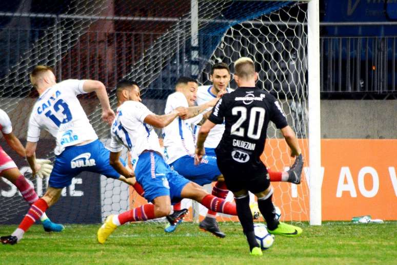 Chute de Matheus Galdezani que abriu o placar em Salvador