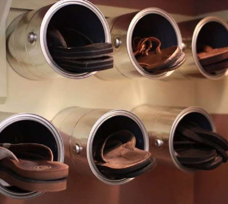 7. Uma das ideias para guardar sapatos gastando pouco ou quase nada &eacute; utilizando latas de tinta ou leite