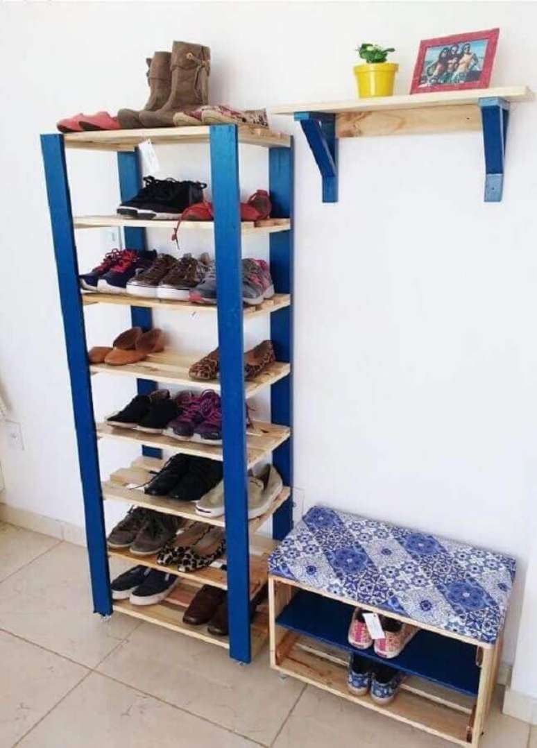 6. Estante de paletes são maneiras de como organizar sapatos gastando pouco