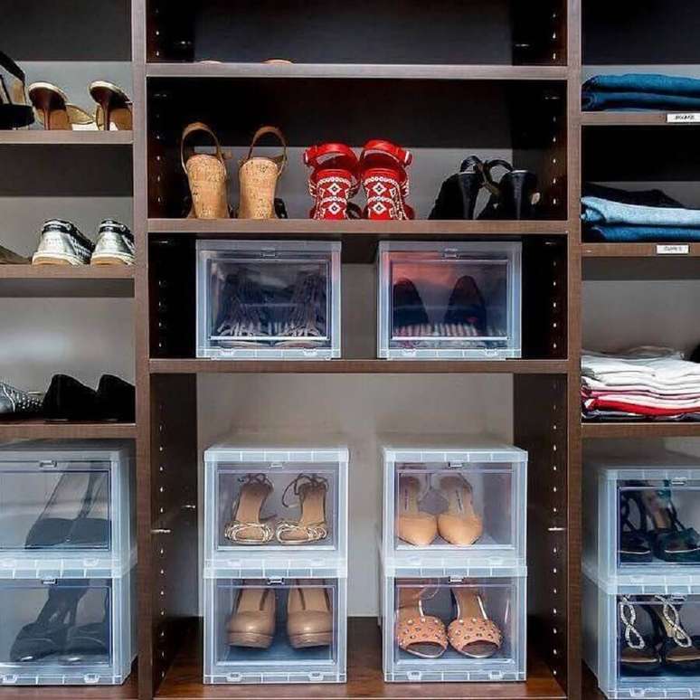 5. Caixas organizadoras são excelentes formas de como organizar sapatos no guarda roupa e mantê-lo visualmente bem bonito.