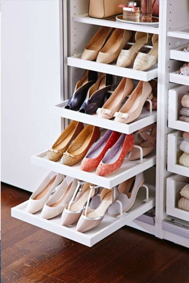 2. Ideia de como organizar sapatos no guarda roupa com gavetas deslizantes
