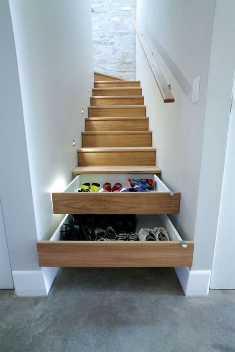 22. Faça a escada de sua casa com gavetas, são ideias para guardar sapatos e otimizar espaço bem legais